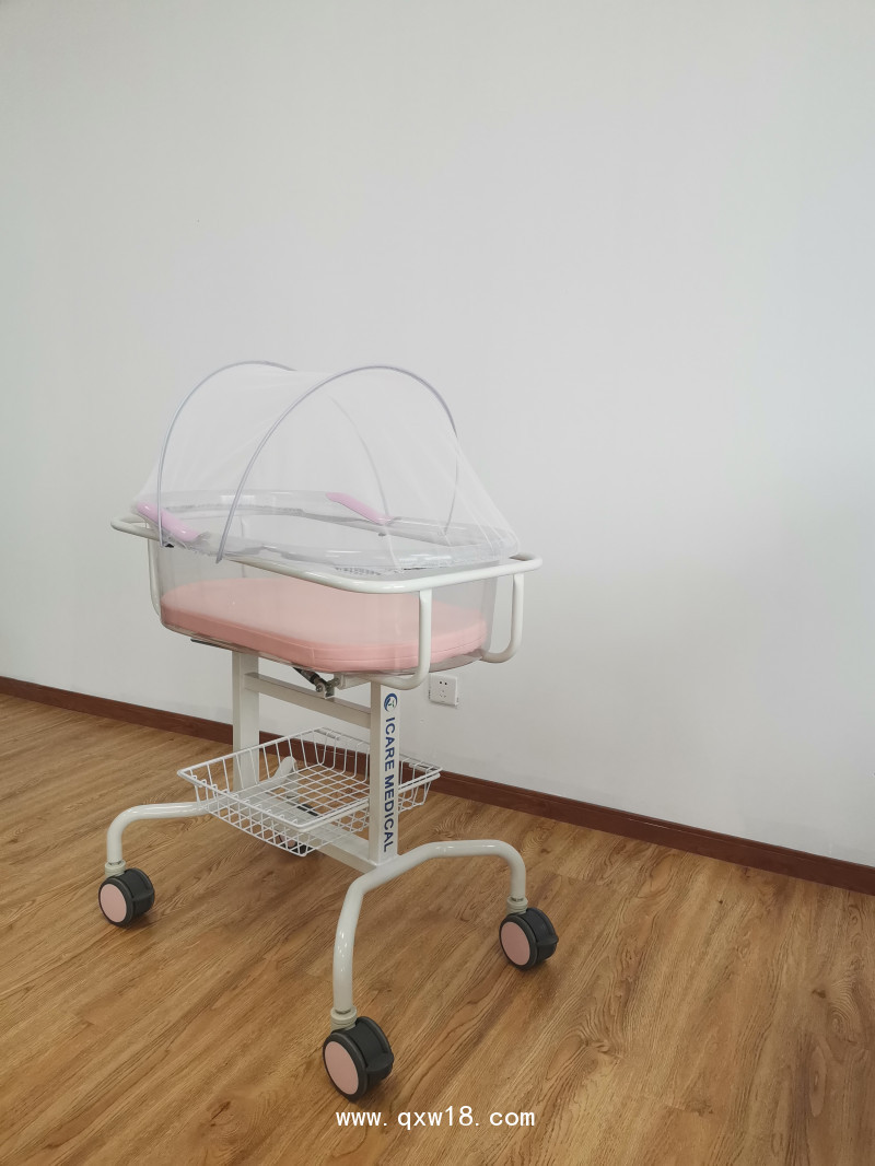 嬰兒床