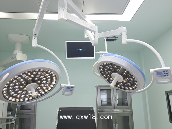 手術(shù)無影燈LED移動(dòng)手術(shù)燈冷光源吊式雙頭燈